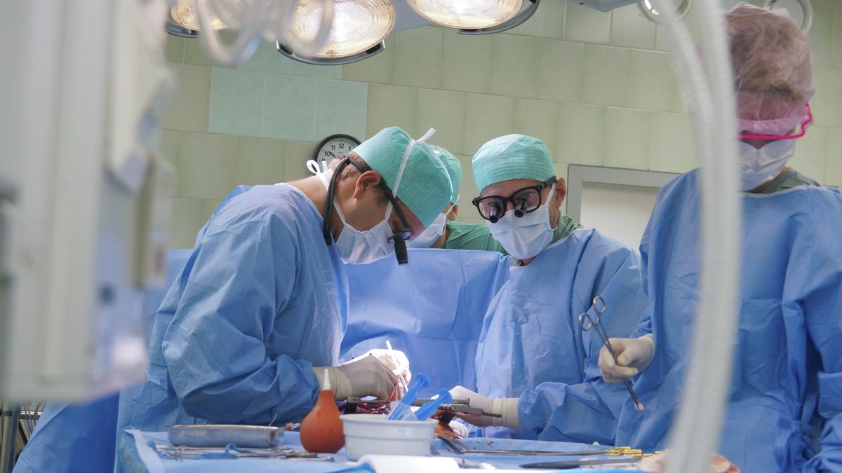 Lékaři: Nemocnice počítají s omezením péče, odloží se stovky operací
